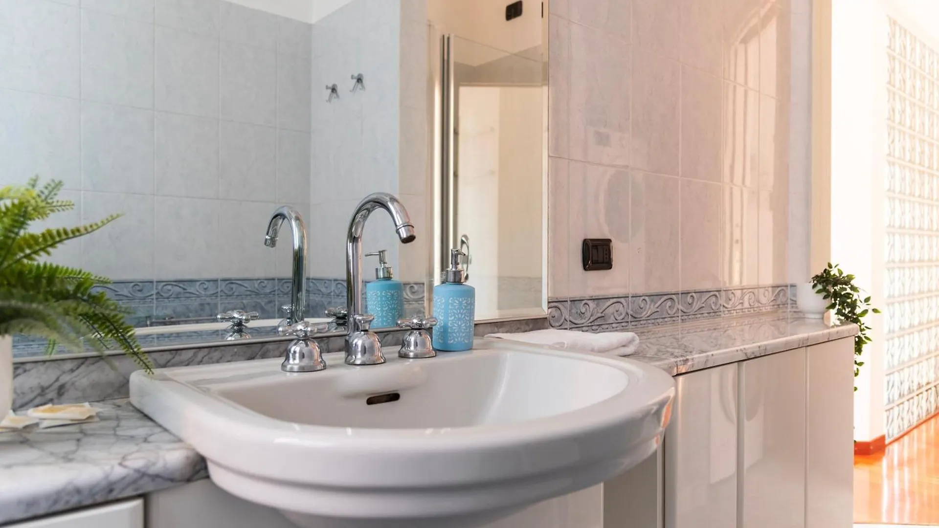 Youhosty - Cechov 21 Milan